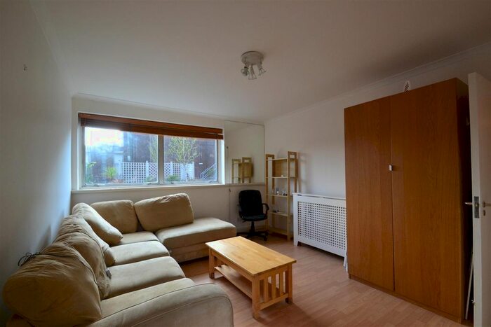 2 Bedroom Flat To Rent In Parkgate Road, Battersea, SW11