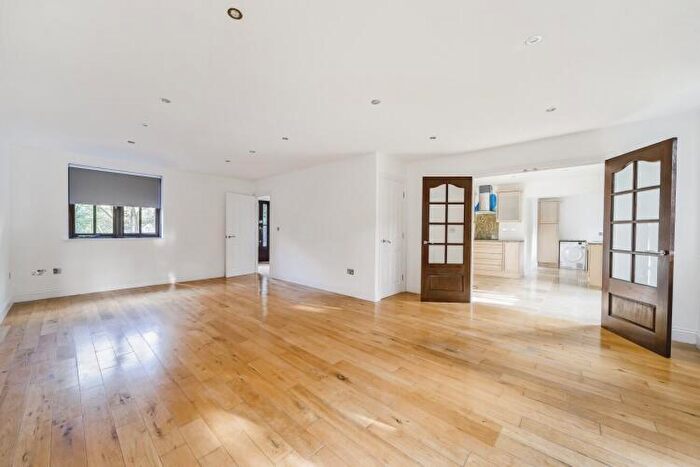 5 Bedroom House To Rent In Oaks Avenue London, SE19