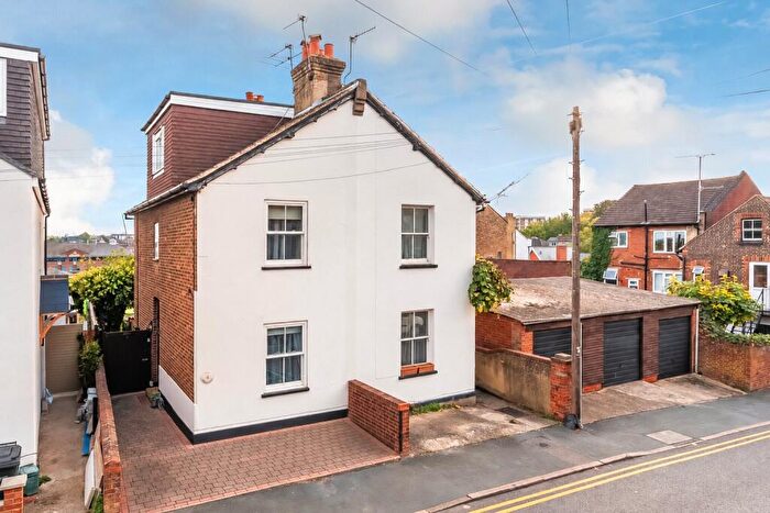 3 Bedroom Semi Detached House For Sale In Denzil Road, Guildford, Surrey, GU2