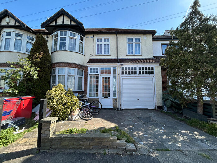 6 Bedroom Terraced House For Sale In Maple Street, Romford, Essex, RM7