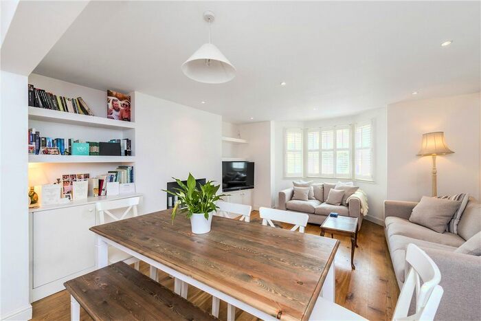 2 Bedroom Flat To Rent In North Side Wandsworth Common, London, SW18