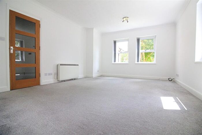 2 Bedroom Flat To Rent In Malmers Well Road, High Wycombe, HP13