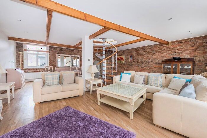 2 Bedroom Flat To Rent In Between Streets, Cobham, KT11