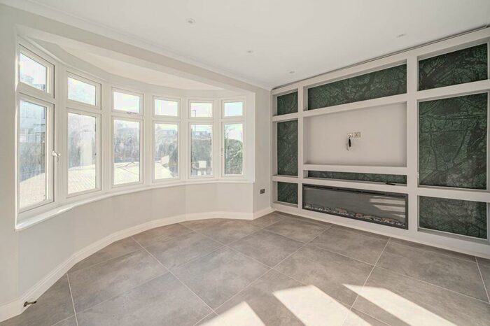 4 Bedroom Detached House To Rent In Windsor Drive, East Barnet, Barnet, EN4