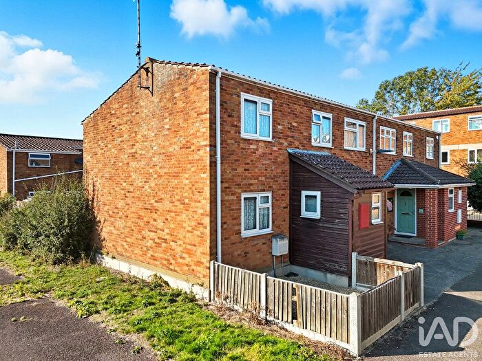 3 Bedroom Semi Detached House For Sale In Piercys, Basildon, SS13