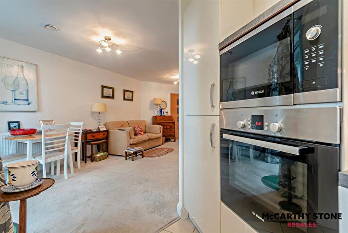 1 Bedroom Flat For Sale In South Parade, Southsea, Hampshire, PO4