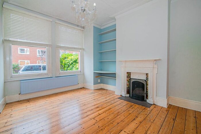 2 Bedroom Flat To Rent In Victoria Parade, Sandycombe Road, TW9