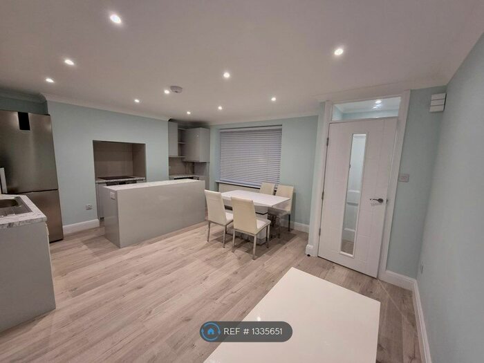 2 Bedroom Flat To Rent In Cambridge Gardens, London, W10