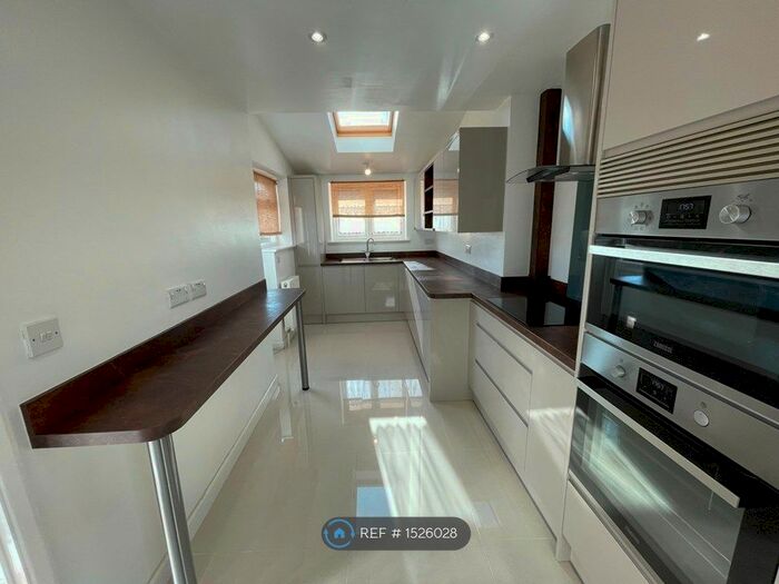 3 Bedroom End Of Terrace House To Rent In Ashridge Road, Wokingham, RG40