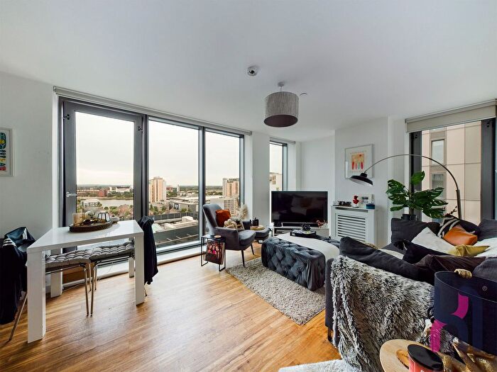 2 Bedroom Flat To Rent In Michigan Point Tower A, Michigan Avenue, M50