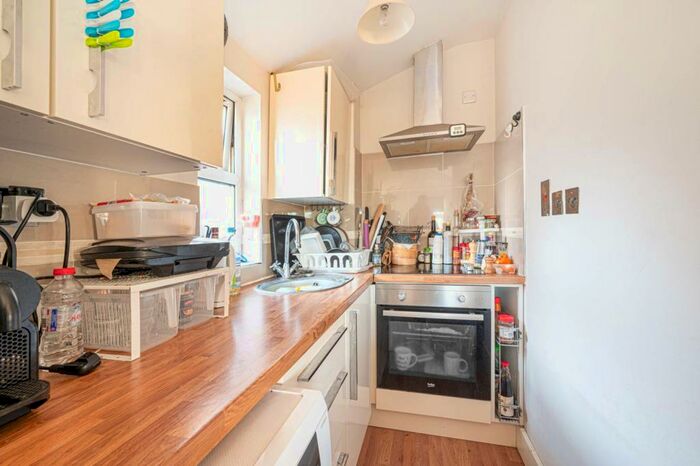 Studio To Rent In High Road, North Finchley, London, N12