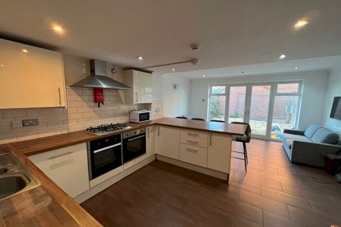 6 Bedroom Terraced House To Rent In Flora Street - Cardiff, CF24