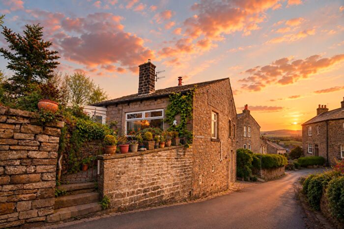 2 Bedroom Cottage For Sale In Colne Road, Trawden, BB8