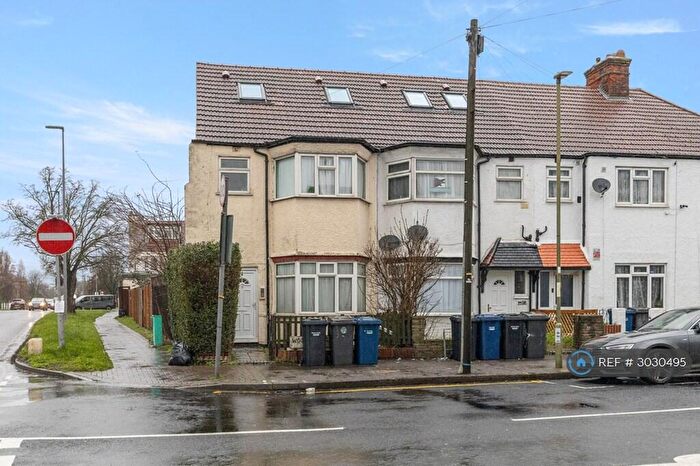 Studio To Rent In Woodville Gardens, London, NW11