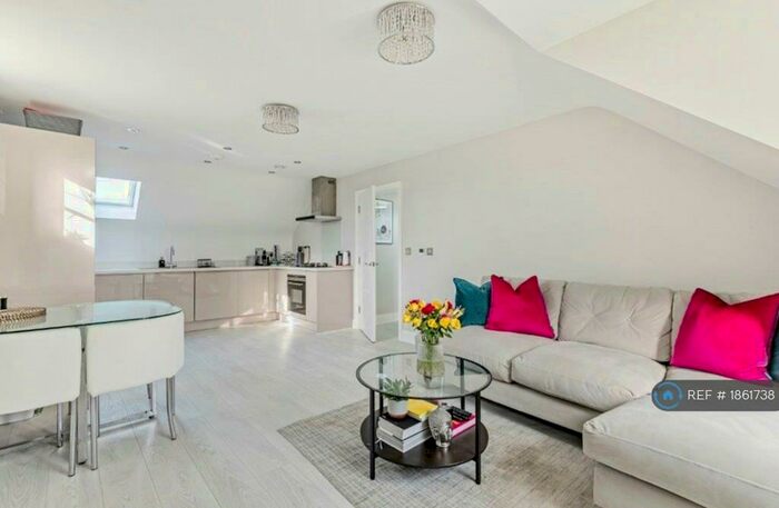 1 Bedroom Flat To Rent In Amersham Road, Hazlemere, High Wycombe, HP15
