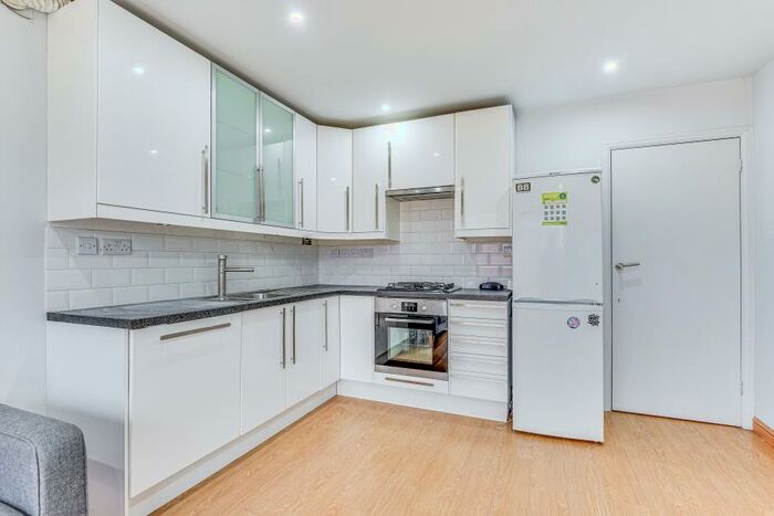 3 Bedroom Town House To Rent In Burnett Close, Hackney, E9
