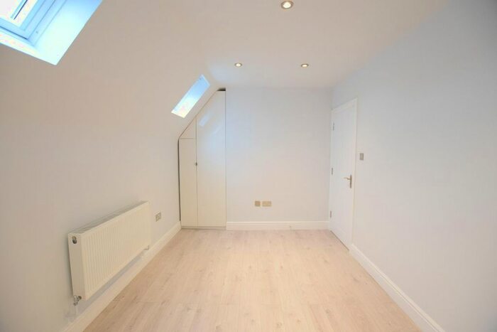 3 Bedroom Flat To Rent In Old Kent Road, London, SE1