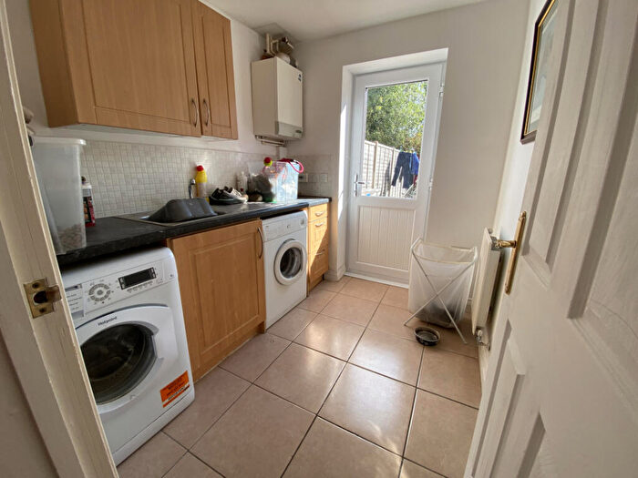 5 Bedroom Semi-Detached House To Rent In Pexalls Close, Hook, RG27