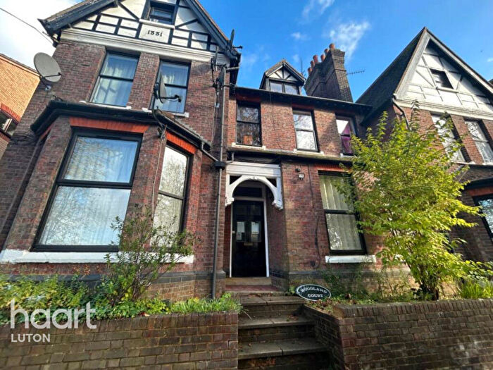 2 Bedroom Apartment To Rent In Hart Hill Drive, Luton, LU2