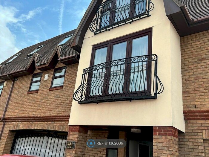 3 Bedroom Flat To Rent In Thundersley Park Road, Benfleet, SS7