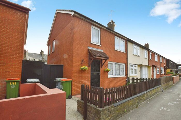 3 Bedroom End Terrace House For Sale In New Barn Street, London, E13