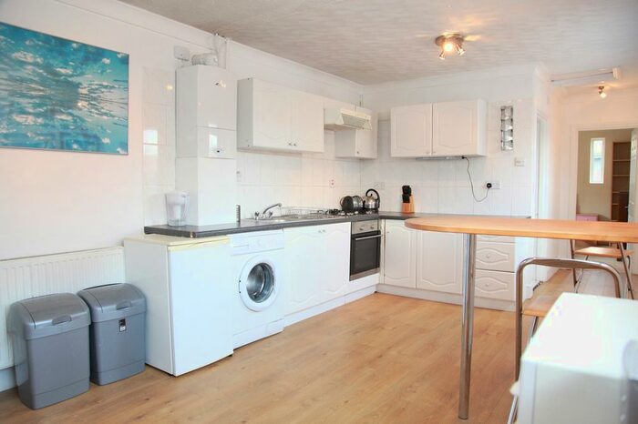 3 Bedroom Flat To Rent In Kingston Road, London, SW19