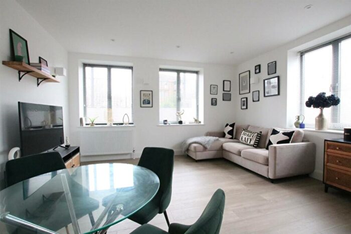 2 Bedroom Apartment For Sale In Kingston Road, Leatherhead, KT22