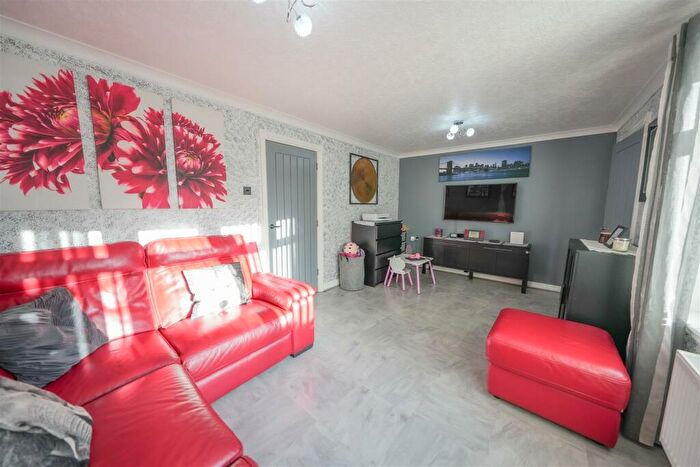 3 Bedroom End Of Terrace House For Sale In Gorsehill, Gateshead, NE9
