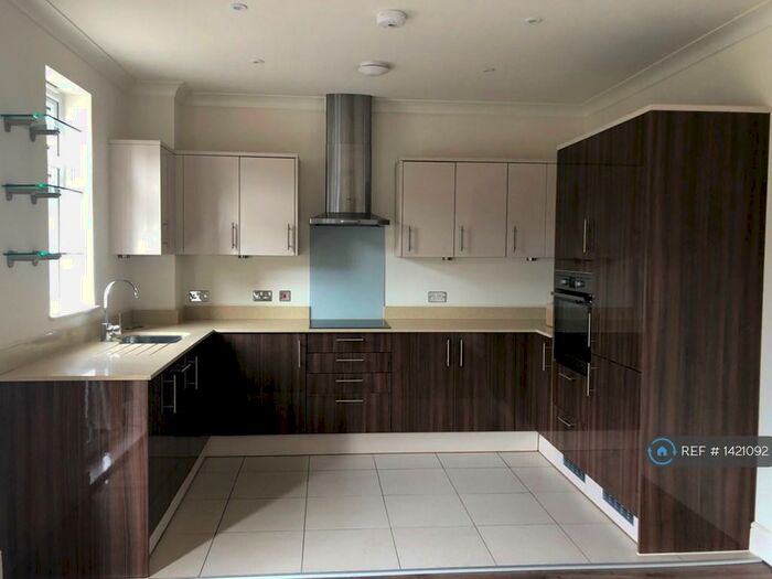 2 Bedroom Flat To Rent In Burlington Apartments, Bromley, BR2