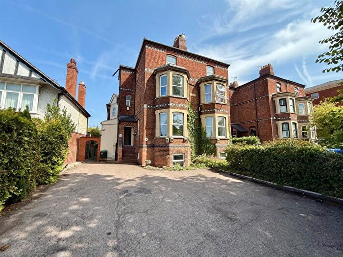 6 Bedroom Semi-Detached House For Sale In Barnwood Road, Gloucester, GL2