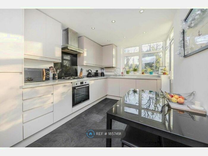2 Bedroom Flat To Rent In Scrutton Close, London, SW12