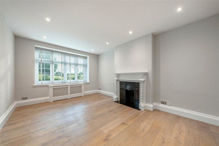 3 Bedroom Apartment To Rent In Clifton Court, Northwick Terrace, London, NW8