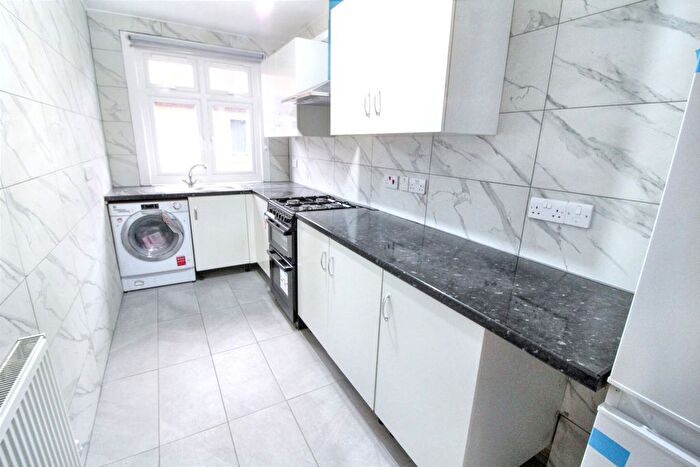 2 Bedroom Flat To Rent In Burnham Lane, Slough, SL1