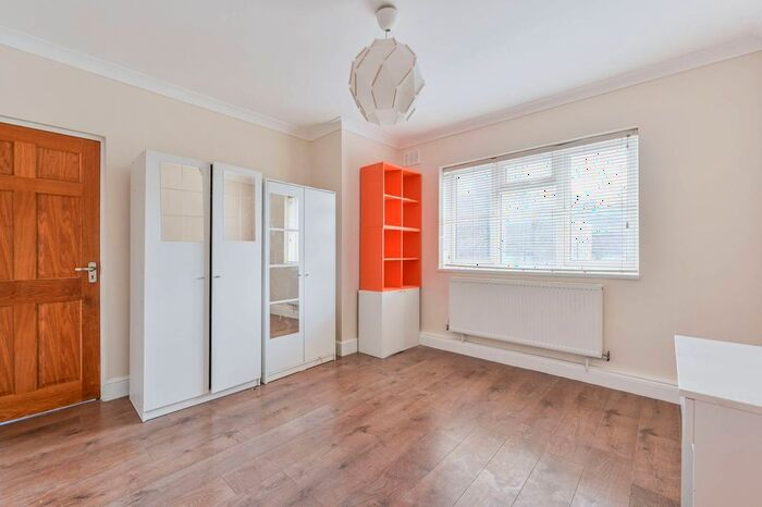 2 Bedroom Flat To Rent In Southey Road, Oval, London, SW9