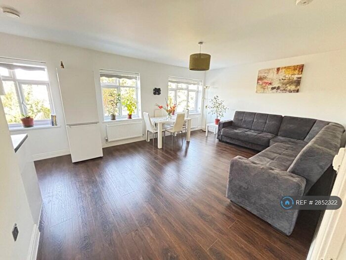 3 Bedroom Flat To Rent In New Road, London, N22
