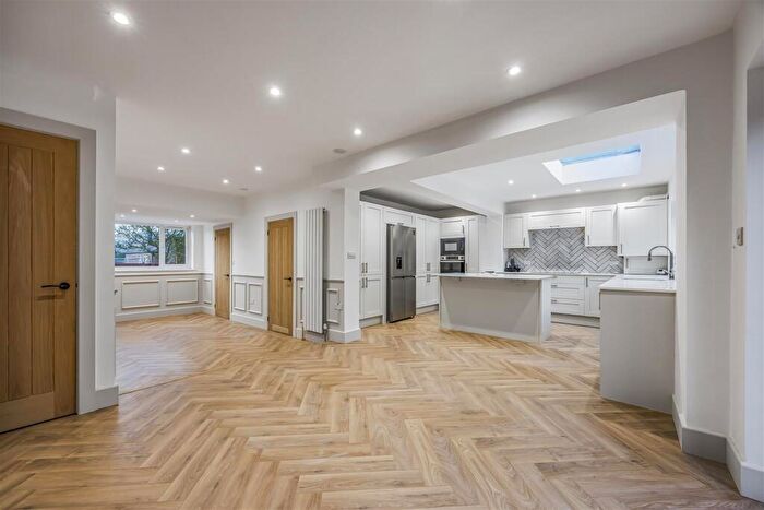 5 Bedroom Detached House For Sale In Hazleton Way, Horndean, PO8