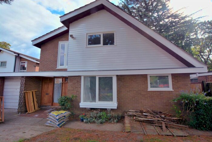 5 Bedroom Detached House To Rent In Abingdon Close, Hillingdon, Uxbridge, UB10