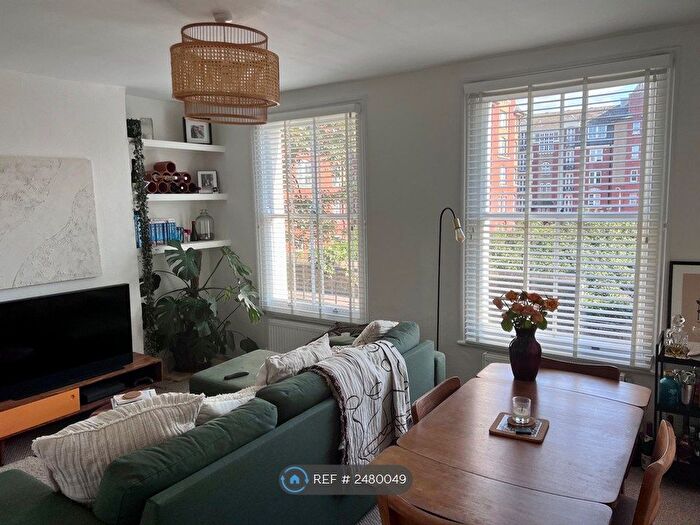 2 Bedroom Flat To Rent In Navarino Rd, London, E8