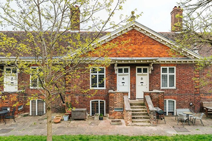 1 Bedroom Terraced House For Sale In Mile End Road, London, E1