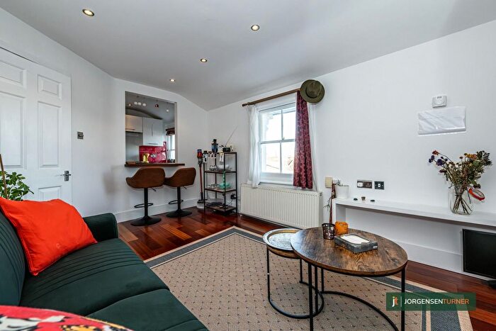 1 Bedroom Flat To Rent In Oaklands Grove, Shepherds Bush, W12