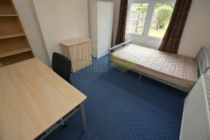 3 Bedroom Semi-Detached House To Rent In Gainsborough Road, Clarendon Park, LE2