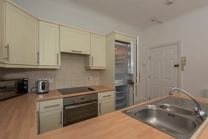 1 Bedroom Flat To Rent In Waverley Road, Southsea, PO5