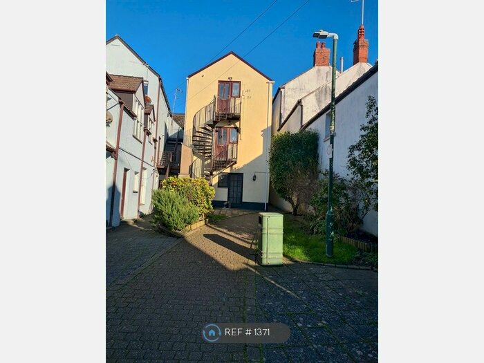 1 Bedroom Flat To Rent In Main Street, Pembroke, SA71