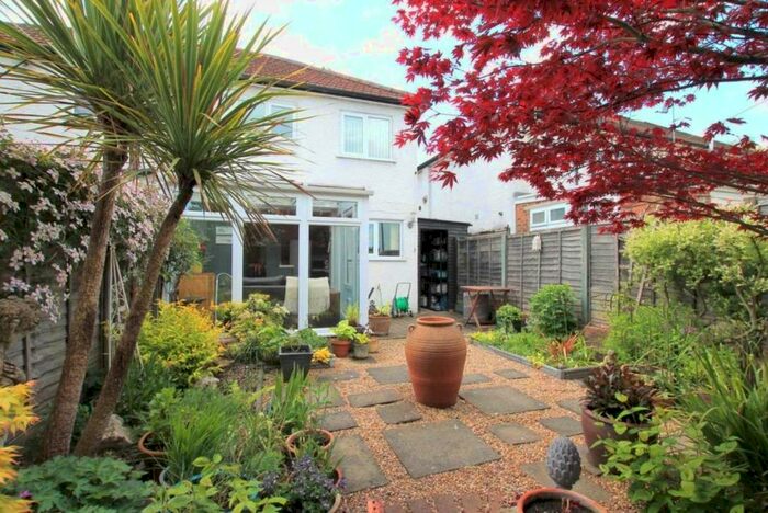 2 Bedroom Property To Rent In North Western Avenue, Watford, WD25