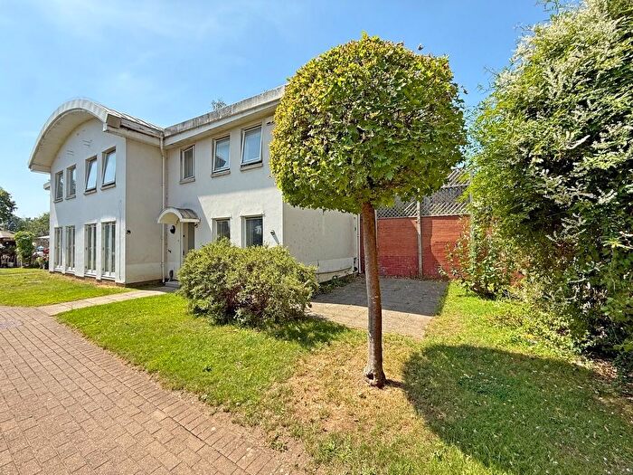 3 Bedroom Semi-Detached House To Rent In Kew Bridge Road, Brentford, TW8