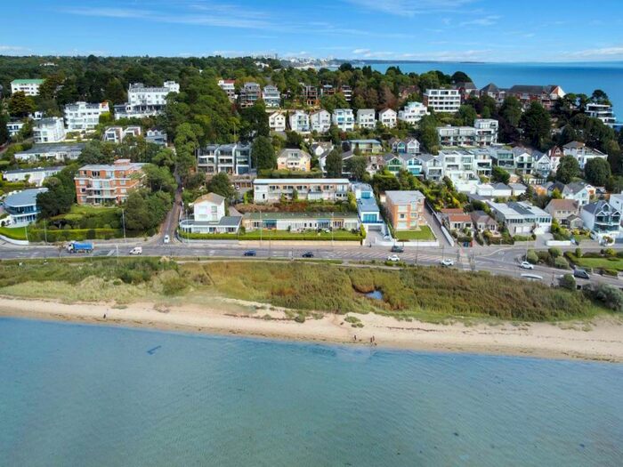 2 Bedroom Flat To Rent In Hive Gardens, Chaddesley Glen, BH13