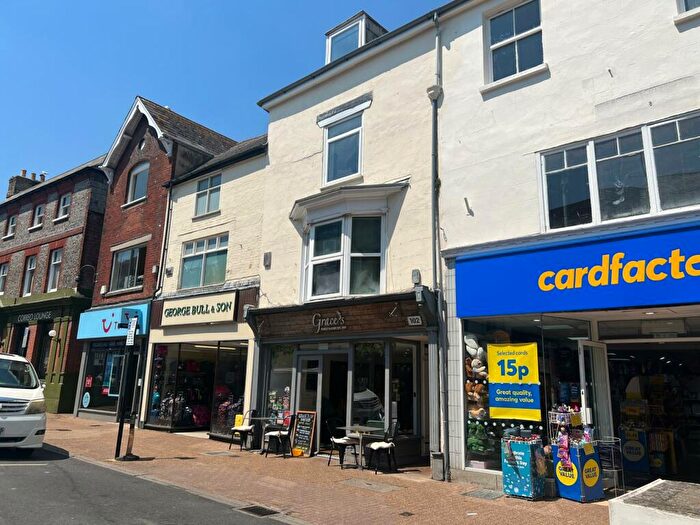 2 Bedroom Apartment To Rent In High Street, Newport, PO30