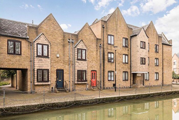 2 Bedroom House To Rent In Waterman Way, Wapping, E1W