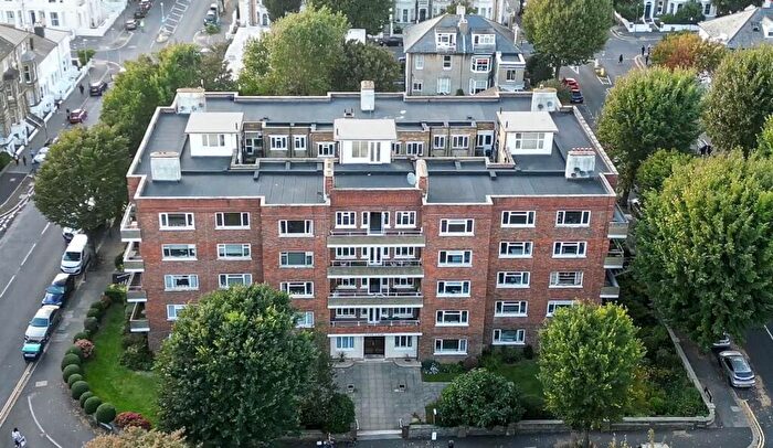 2 Bedroom Flat To Rent In Eaton Gardens, Hove, BN3