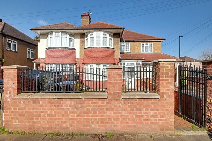 4 Bedroom Terraced House For Sale In Broadoak Avenue, Enfield, EN3